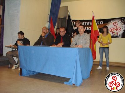 17 Movimiento Patriota Socialista mit Gianluca Ianonne vom Casa Pound in Rom 2008.jpg