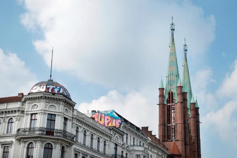 Kreuzberger Ecke. Das Graffiti am Kreuzberger St.-Bonifatius-Kirchturm.Foto: Kai-Uwe Heinrich