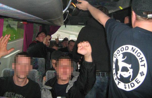 GOOD NIGHT LEFT SIDE: Neonazihools der Division im Fanbus