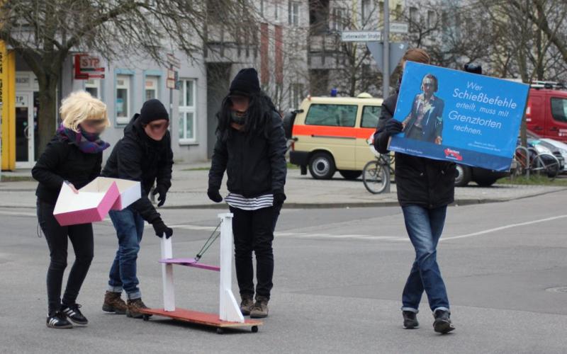 Tortenkatapult auf dem Weg zur Kundgebung