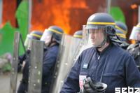 Indessen formiert sich ein Zug der Polizei um gegen die Protestierenden auf dem Kundgebungsplatz vorzugehen.