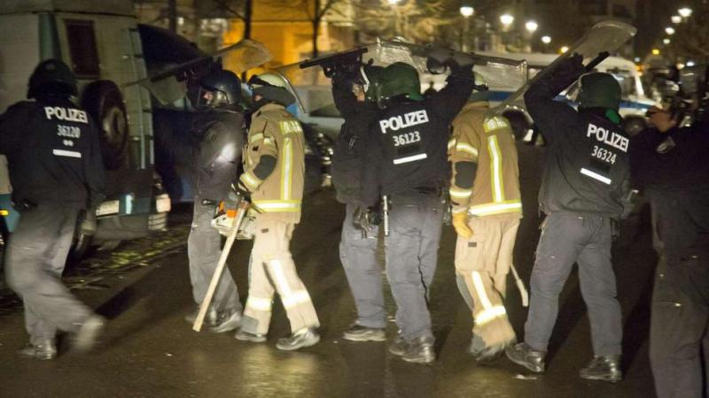 bullen und feuerwehr in riager straße, berlin, bei der erstürmung vom abstand