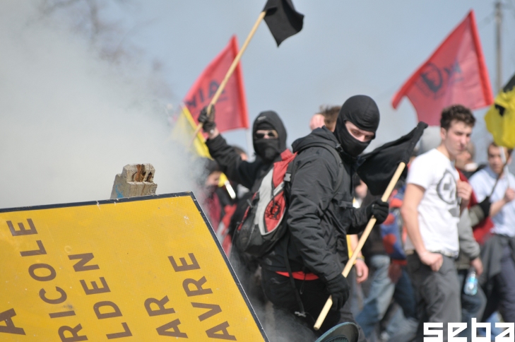 Nach einem etwa zweistündigen Geplänkel zieht sich die Polizei in die Seitenstraßen zurück und lässt die Demo passieren.