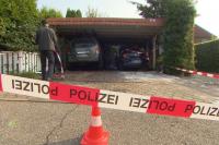 Die Täter zündeten die im Carport abgestellten Autos in der Nacht zu Freitag an