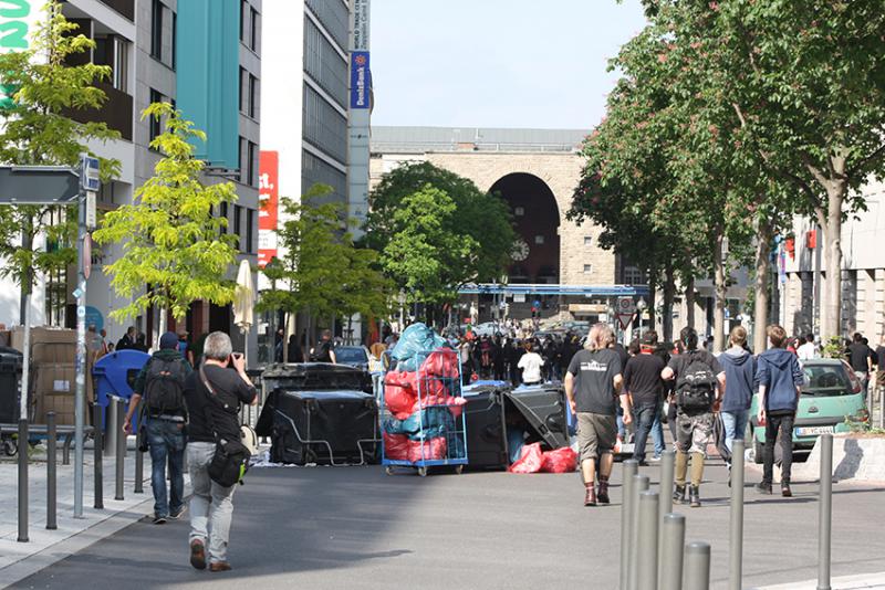 antifas ziehen zum hauptbahnhof