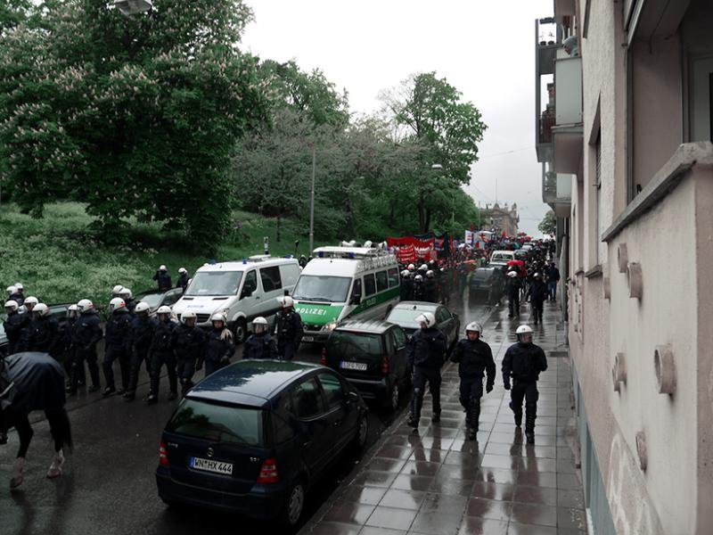 Stuttgart: Bullenbegleitung bei der revolutionären Demo