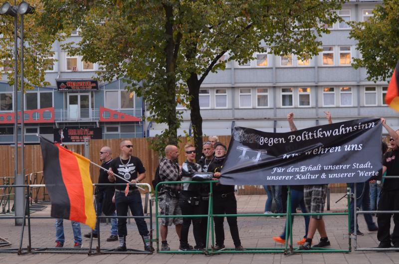 "Bürger gegen Politikwahnsinn" Oberhausen, D.Fasel mit Flagge