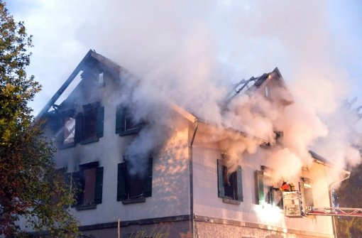 Bis zum Nachmittag kämpft die Feuerwehr gegen die Glutnester im Haus. Immer wieder steigt Rauch aus den Fenstern und dem Dachstuhl auf.