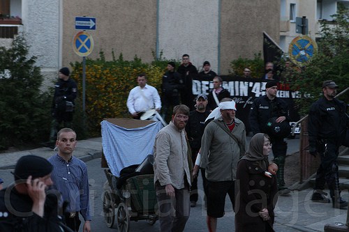 Neonazis als geschlagene Nazis (Foto: Christian Jäger)