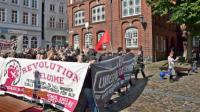 Die Protestler am Alten Rathaus vorbei in Richtung Stadttheater