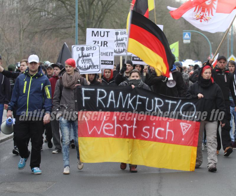 Einfaltslos: Eine einfache Deutschland-Fahne, darauf mit Sprühfarbe das Motto der Demo. Gehalten u.a. von Franziska Koss (links am Transpi). Gleich neben ihr läuft der Leiter der Demo. Ein Magdeburger Neonazi. (Foto: pressedienst frankfurt (oder)) 