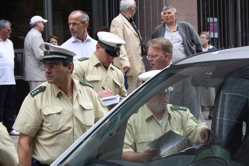 Stadtdekan Brock wertet mit der Polizei die Räumung aus