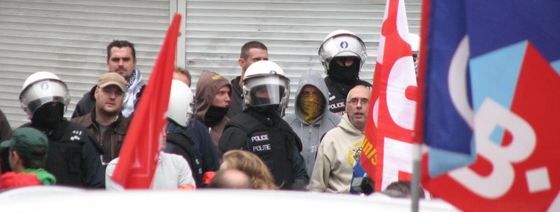 Zivilpolizei im Hintergrund