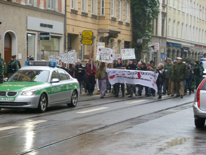 Demo verstärkt durch die Polizei