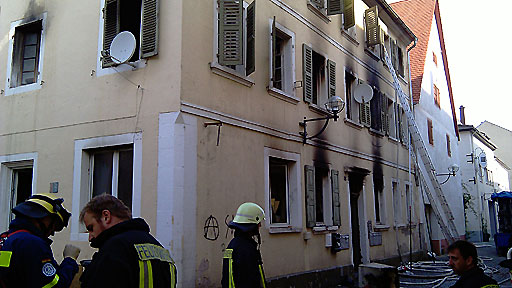 Einsatzkräfte am Brandort in Landau