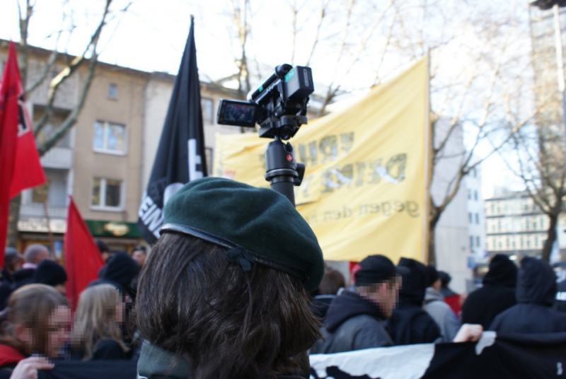 polizeiliche Begleitung=Panoptikum