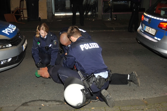 Die Polizei hatte Mühe, das Gebäude und vor allem den Bereich davor zu räumen.