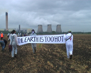 Auf dem Klimacamp gegen das Kohlekraftwerk Drax 2006. Drax ist die größte Co2 Quelle in Englad. Es produziert mehr Treibhausgase als 100 Länder auf der Erde.