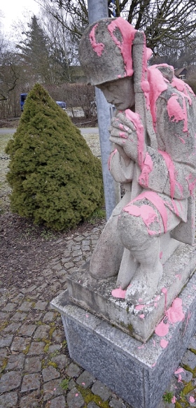 Unbekannte haben diese Skulptur des Kriegerdenkmals in Röttenbach beschädigt.