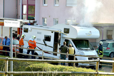 Warum konnten die Neonazis Uwe Böhnhardt und Uwe Mundlos nicht wie sonst auf Hilfe »von oben« setzen? Warum sollte eine klemmende MPi der Grund sein, sich selbst zu erschießen, anstatt die anderen Waffen im Campingwagen zu benutzen?