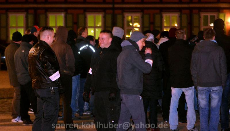 Emanuel Reuter und Oliver Stallmann (Bildmitte) als Ordner bei „Grablichtaktion“ der „IB Harz“ am 28.02.2016 in Wernigerode (Foto: Sören Kohlhuber)