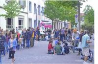 Wer die Nacht davor überstanden hat, entspannt sich am 1. Mai. Das Straßenfest kam immer ohne jeglicheSchlägereien aus – das schafft kaum ein Dorffest. Aber die Lautstärke wuchs Jahr für Jahr.FOTO: BAMBERGER