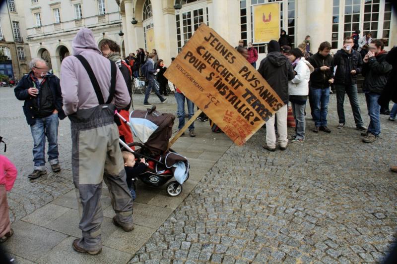 "Junge Landleute suchen Land um sich nieder zu lassen. Beton lässt sich nicht essen