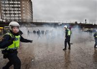 Nazis greifen antifaschistische Demo am 15. Dezember 2013 in Stockholm an: