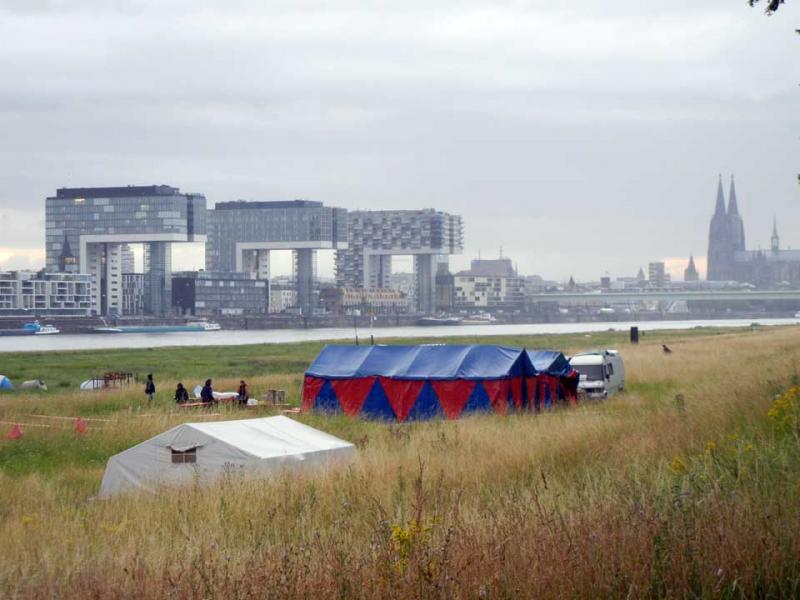 Vokü im blauroten Zelt mit Rheinblick