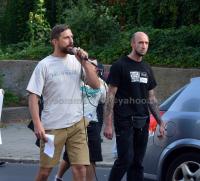 Tony Schmidt (r.), als Ordner für den Schutz des Lautsprecherwagens zuständig, auf einer rassistischen Demonstration am 3. September 2016 in Frankfurt/Oder. Am Mikrofon Pascal Stolle, Kader von „Der III. Weg“