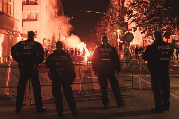 Demo mit Bengalos in Friedrichshain