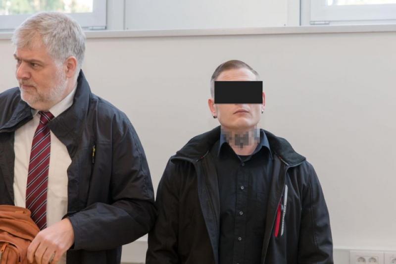 Rechtsanwalt Hübner (l.) mit dem Angeklagten Peter M. (31).