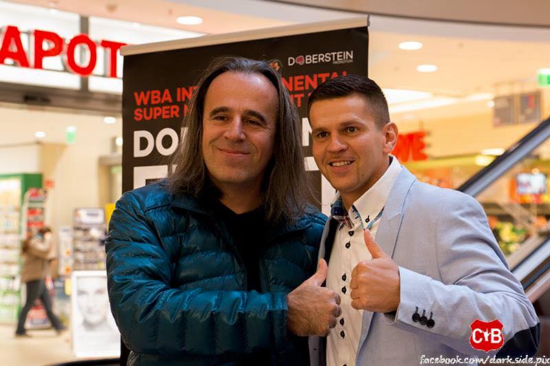 Karl Krämer mit Jürgen Doberstein bei einer Autogrammstunde in der Europa Galerie in Saarbrücken.