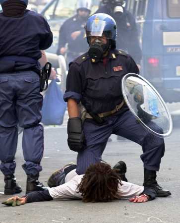 Genova 2001Carabinieri e Polizia