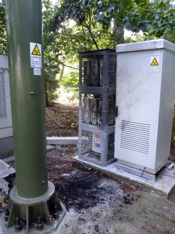 An dieser Funkmast-Anlage an der Straße des 17. Juni in Tiergarten legten Unbekannte ein Feuer. Von hier aus wird auch der Polizeifunk übertragen. Foto: Oberst