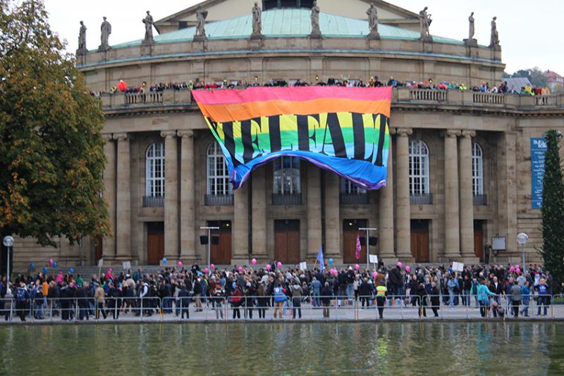 Transpiaktion gegen die rechte Abschlusskundgebung