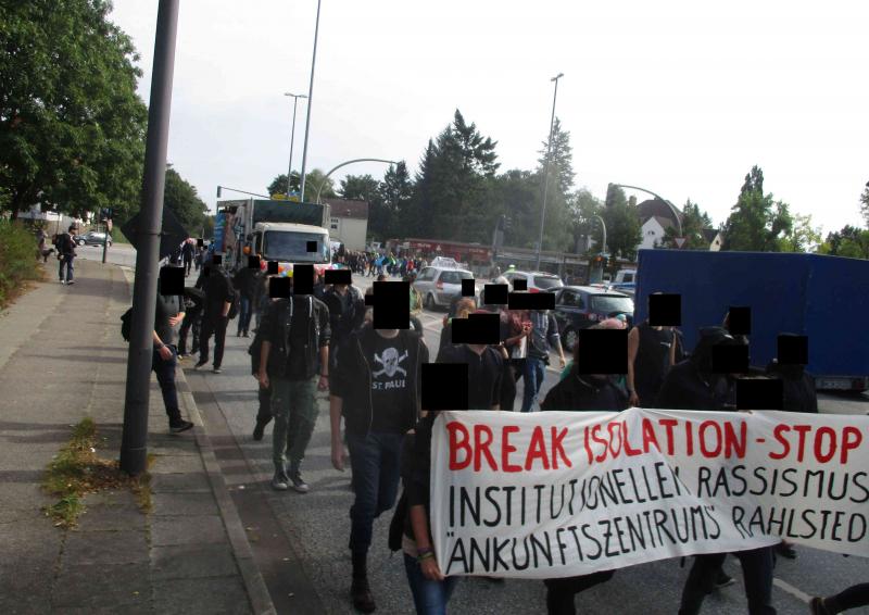 Demonstration gegen institutionellen Rassismus des Ankuftszentrum in Hamburg-Rahlstedt