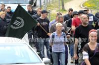 Zwei Parteien, kein Problem!?: Die NPDlerInnen Manuela Kokott (Mitte) und Alexander Bode (rechts, verdeckt mit roten Shirt) zusammen mit Neonazis vom "III. Weg". (Foto: pressedienst frankfurt (oder))