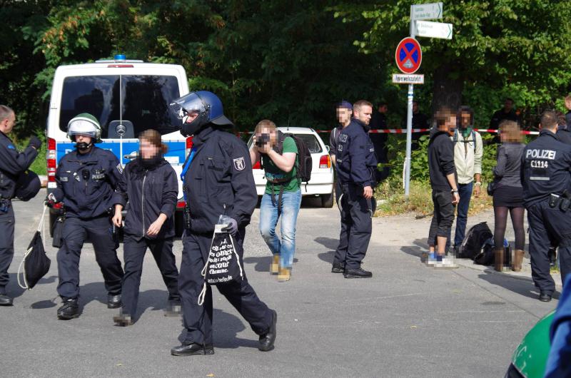 besetzerin wird abgeführt