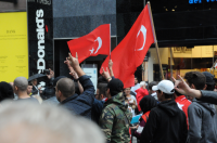 Wolfsgrüße auf der Linkswende-Demo in Wien