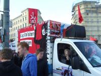 Der Lauti wartet an der Kottbusser Brücke auf den Beginn der Demo