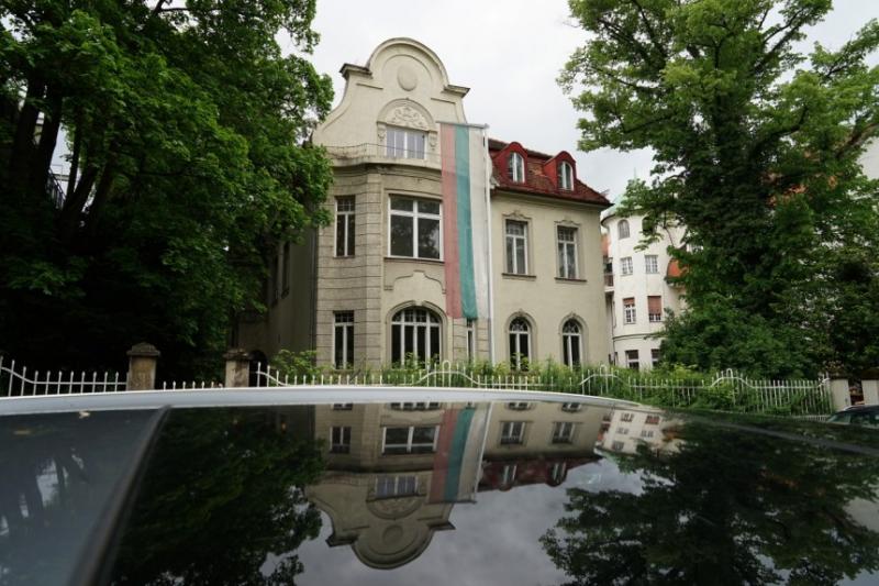 Die Fahne hängt noch, innen wird schon ausgeräumt: Das Haus der Danubia an der Möhlstraße bekommt neue Besitzer.