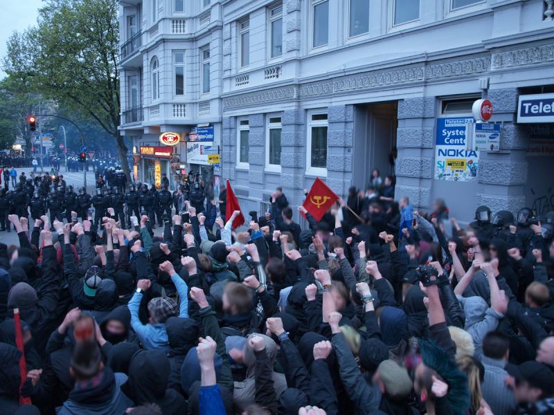 "Zeigt eure Fäuste!" - Revolutionäre Demo