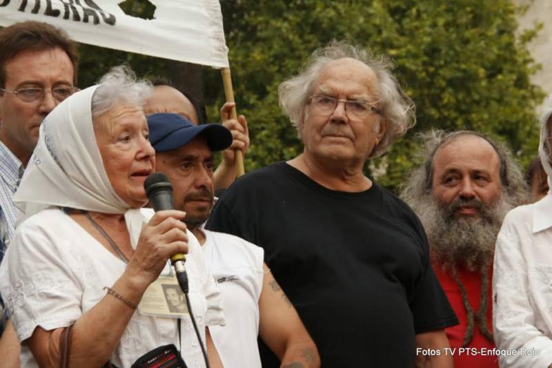 Eine Frau von den Madres de Plaza de Mayo, verurteilter Ölarbeiter Ramón Cortes und Friedensnobelpreisträger Adolfo Pérez Esquivel