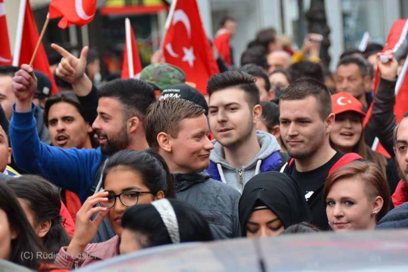 9 - Dan Eising (Die Rechte) mit Gesinnungsfreunden bei der Demonstration - nicht als Beobachter, sondern als Teilnehmer