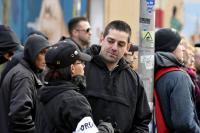 Ronny Damerow (mitte) auf der Demo "Gegen link Gewalt" am 22.11.2014 in Hannover