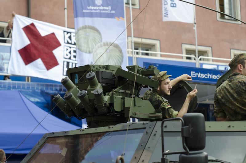 Antimilitarist_innen besetzen Bundeswehrwerbetruck 3