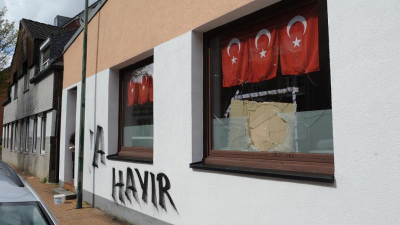 „Na“ ist kurdisch und „Hayir“ türkisch. Beides heißt „Nein“. Wer hinter den Graffiti an der Hauswand der Deutsch-Türkischen Familienunion an der Joachimstraße 17 steckt, ist offen. 