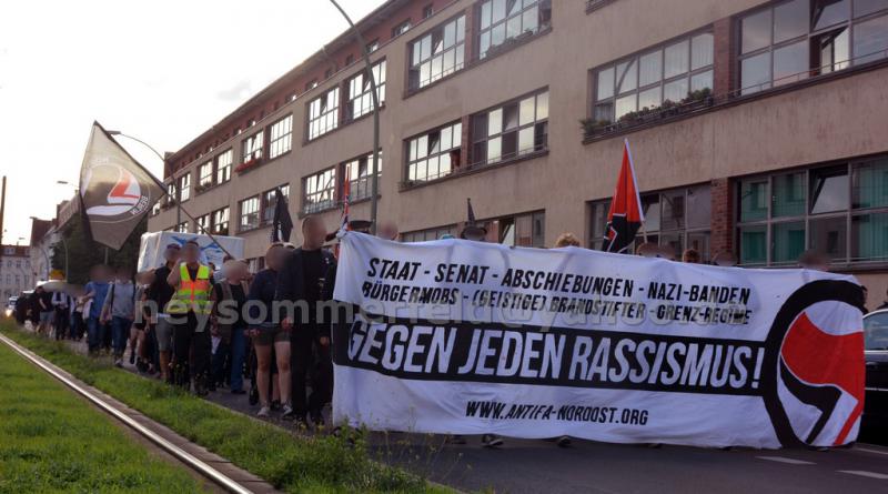 Demo läuft auf's "Cafe Alberts" zu.