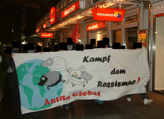 Transparent "Kampf dem Rassismus! - Antifa Global"